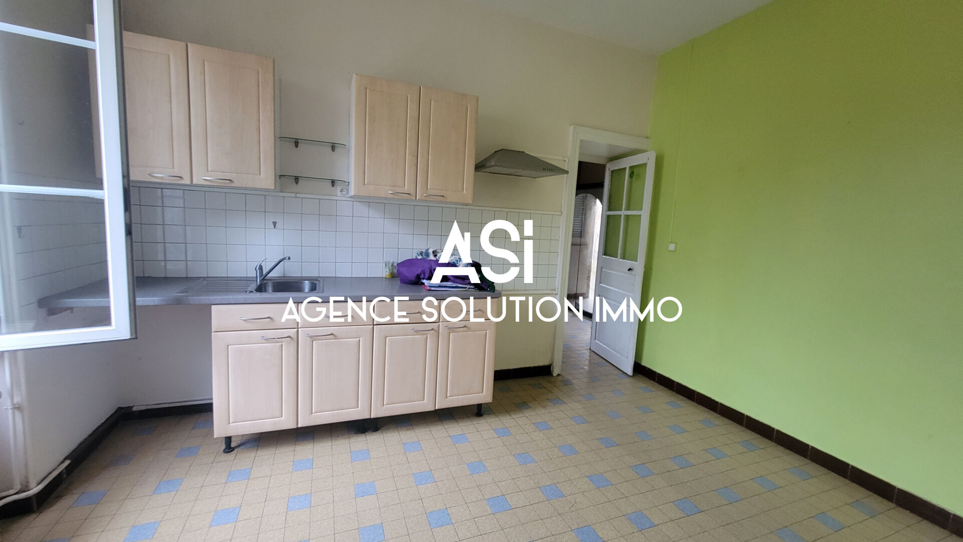 Maison avec pièce de vie et chambre au RDC, dépendances et jardin.