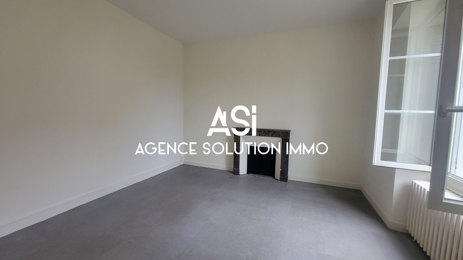 Maison avec pièce de vie et chambre au RDC, dépendances et jardin.