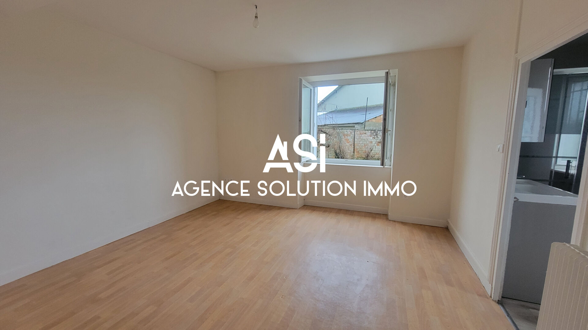 Maison avec pièce de vie et chambre au RDC, dépendances et jardin.