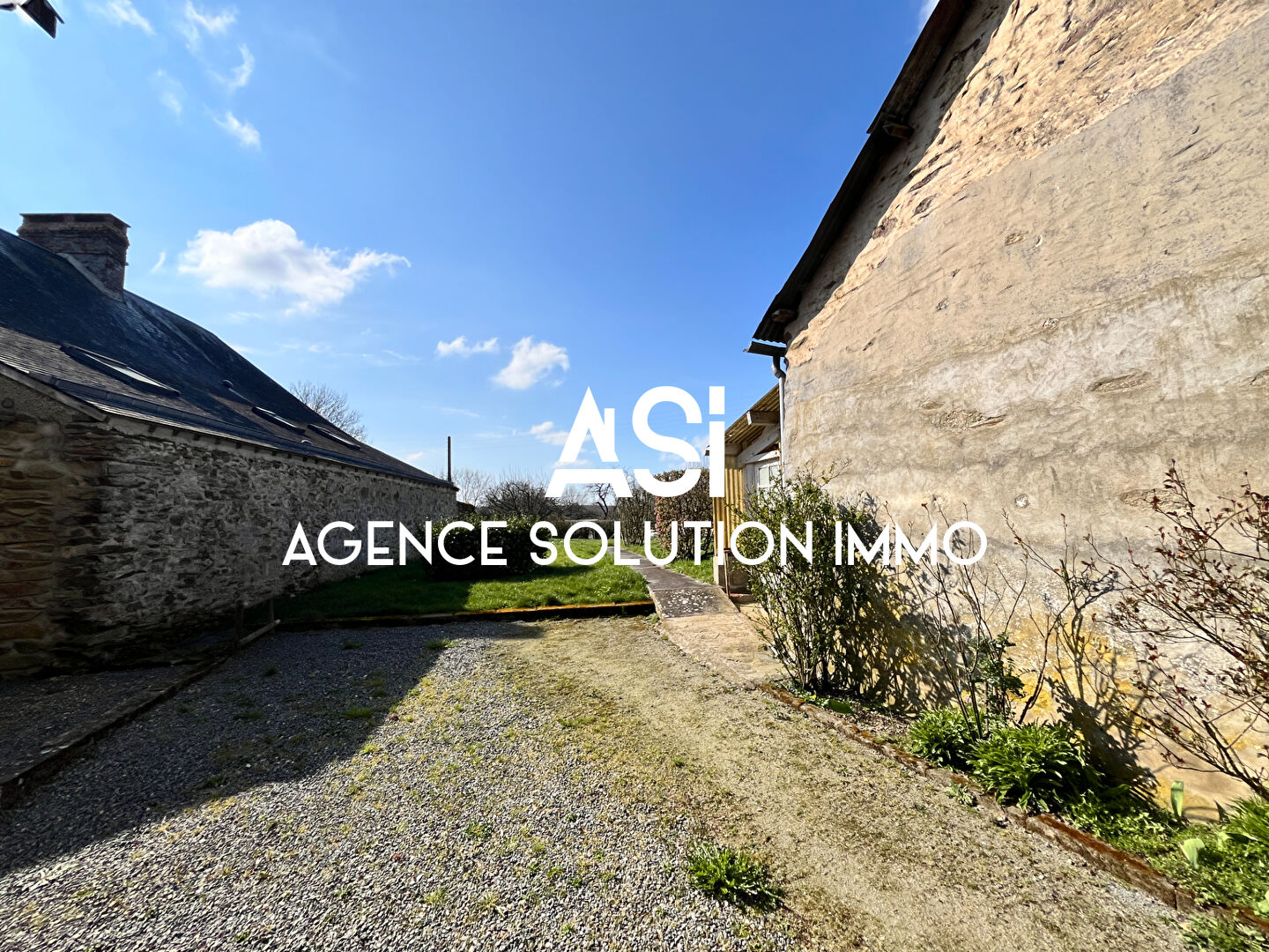 Maison de  51.5 m2 - 2 pièce(s) - terrain + garage + hangar - St Germain De Coulamer