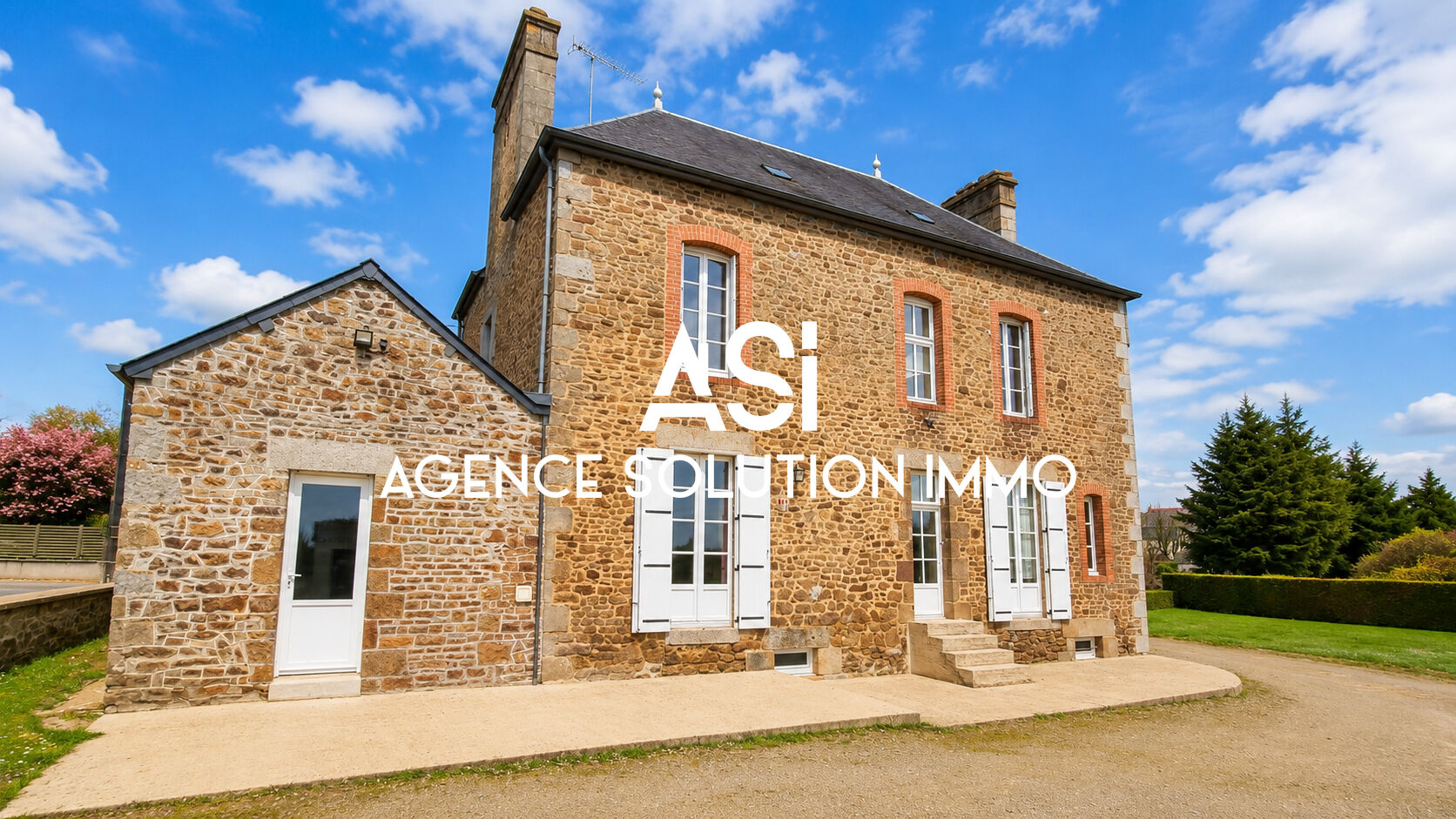 Maison familiale en pierre avec 5 chambres, grenier aménageable et 3 garages.