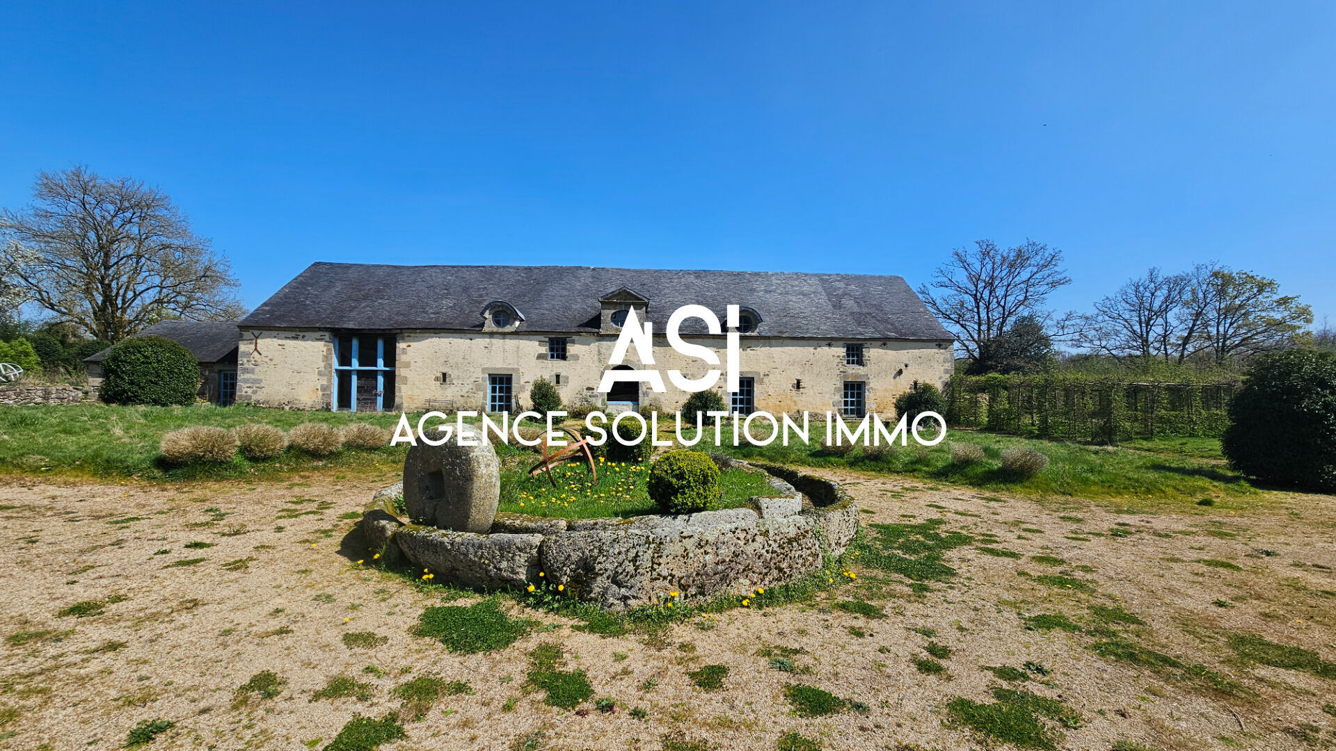 CHATEAU AVEC DOUVES HABITABLE 800 ANS