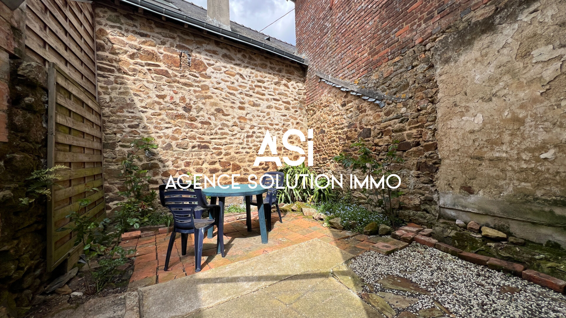 Maison de bourg ancien relais - 106 m2 5P 2CH - très lumineux - Cour- cave - fort potentiel agrandissement