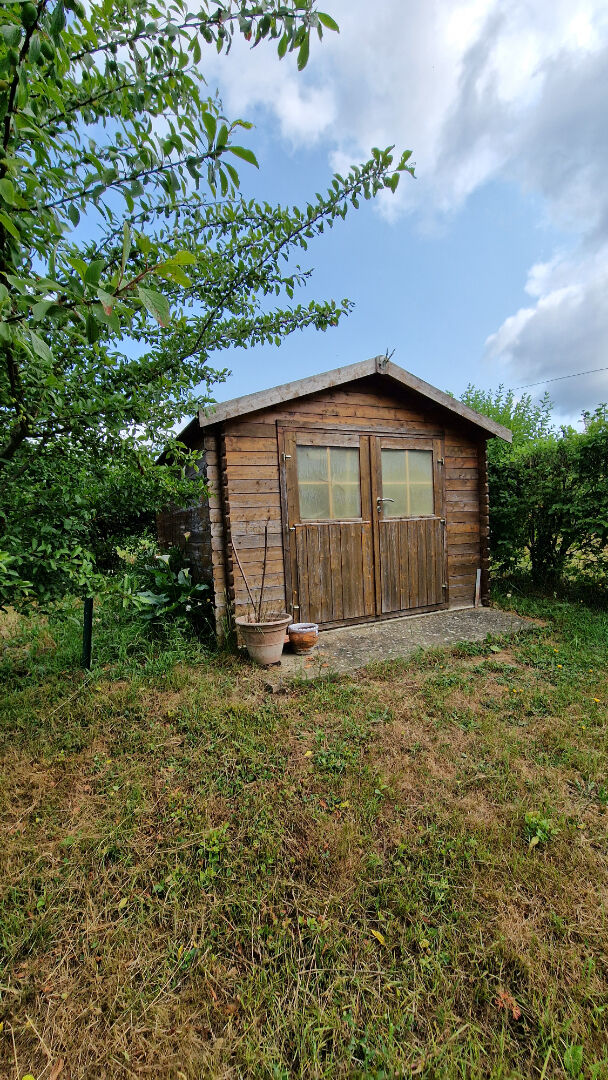 Maison de lotissement de plain pied avec double garage et jardin