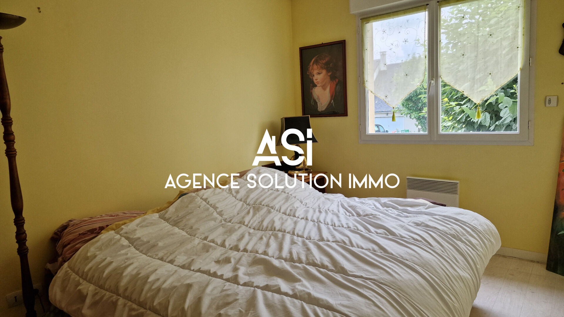 Maison de lotissement de plain pied avec double garage et jardin