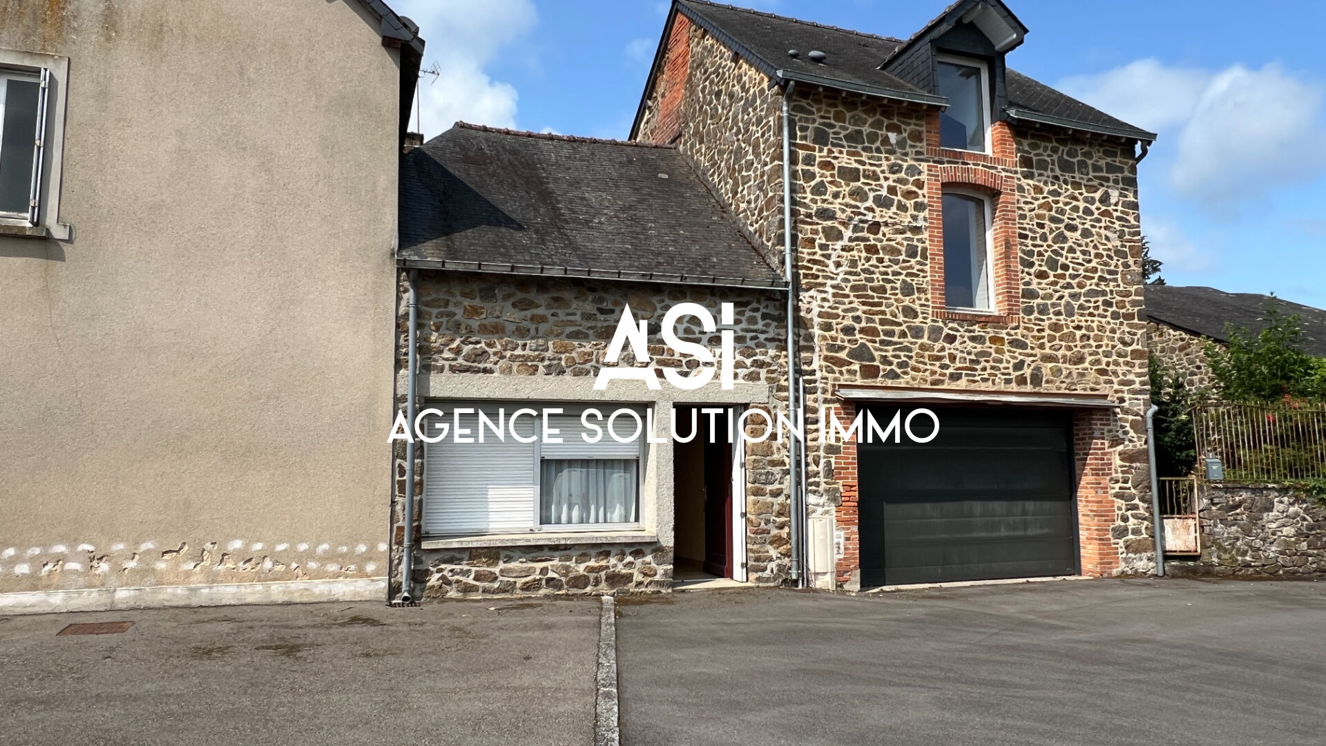 Maison de bourg à rénover - 100m2  5p - 3ch - AMBRIERES-LES-VALLÉES - travaux à prévoir