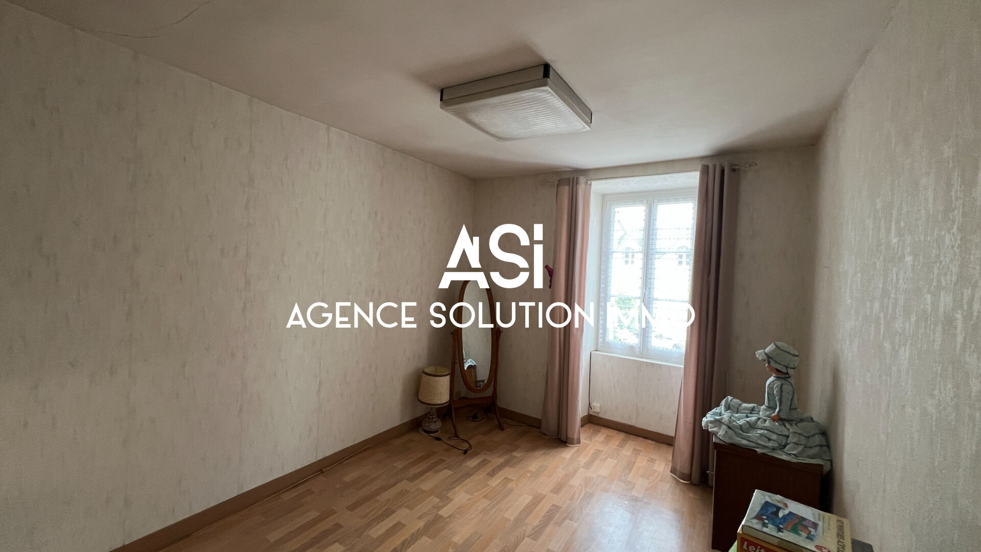 Maison de bourg à rénover - 100m2  5p - 3ch - AMBRIERES-LES-VALLÉES - travaux à prévoir