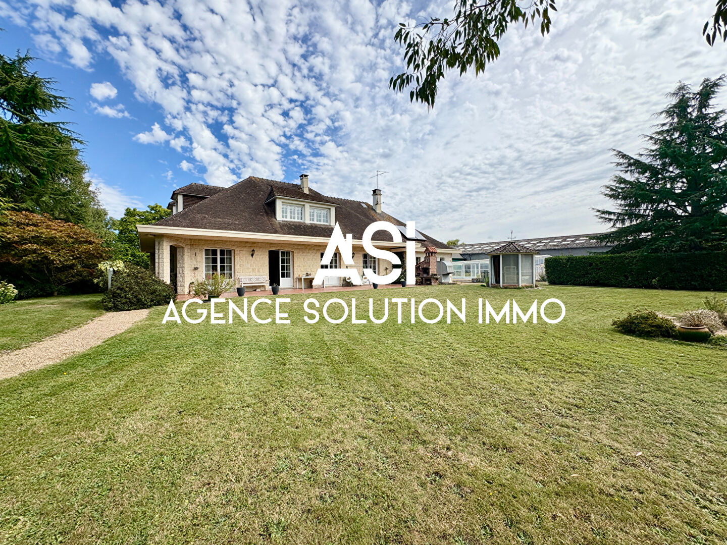 Belle Demeure sur Mayenne 214m², 8 pièce(s) sur terrain clos de plus de 4100m²