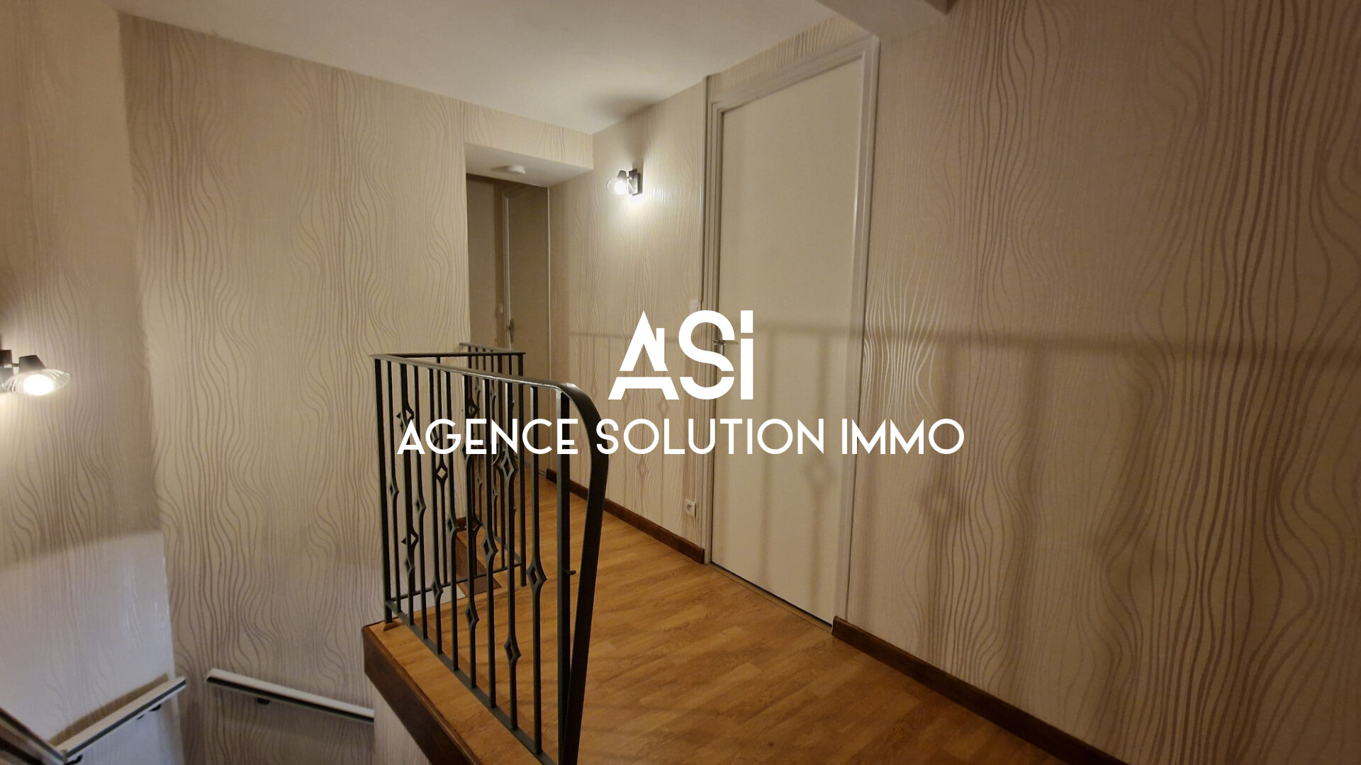 MAISON DE VILLAGE CENTRE BOURG AVEC JARDIN ET 2 GARAGE