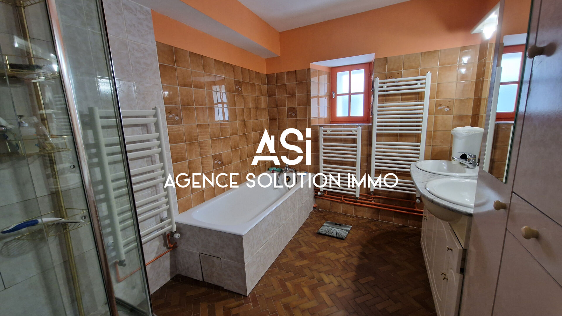 MAISON DE VILLAGE CENTRE BOURG AVEC JARDIN ET 2 GARAGE