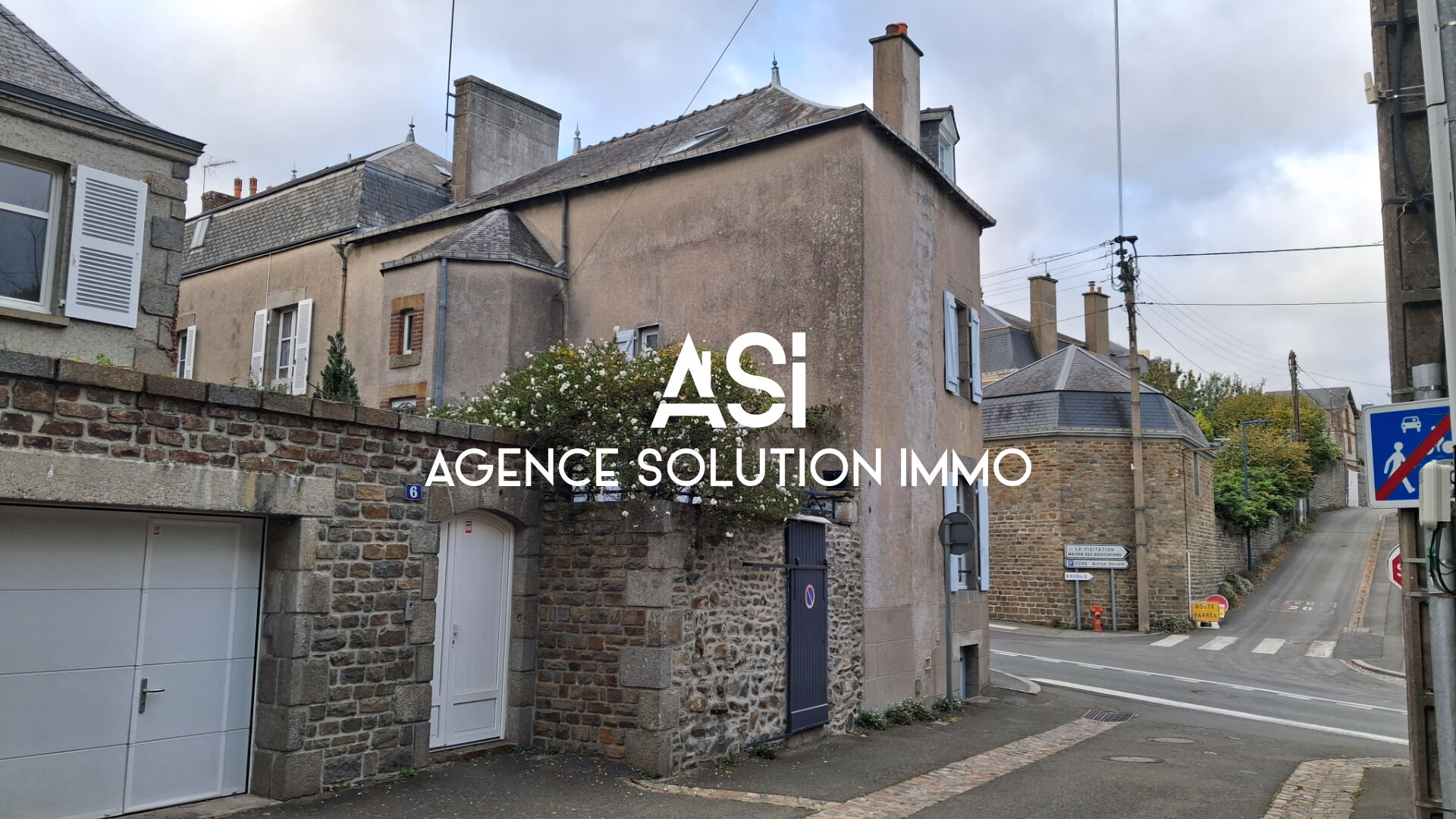 Maison de ville idéalement située à Mayenne