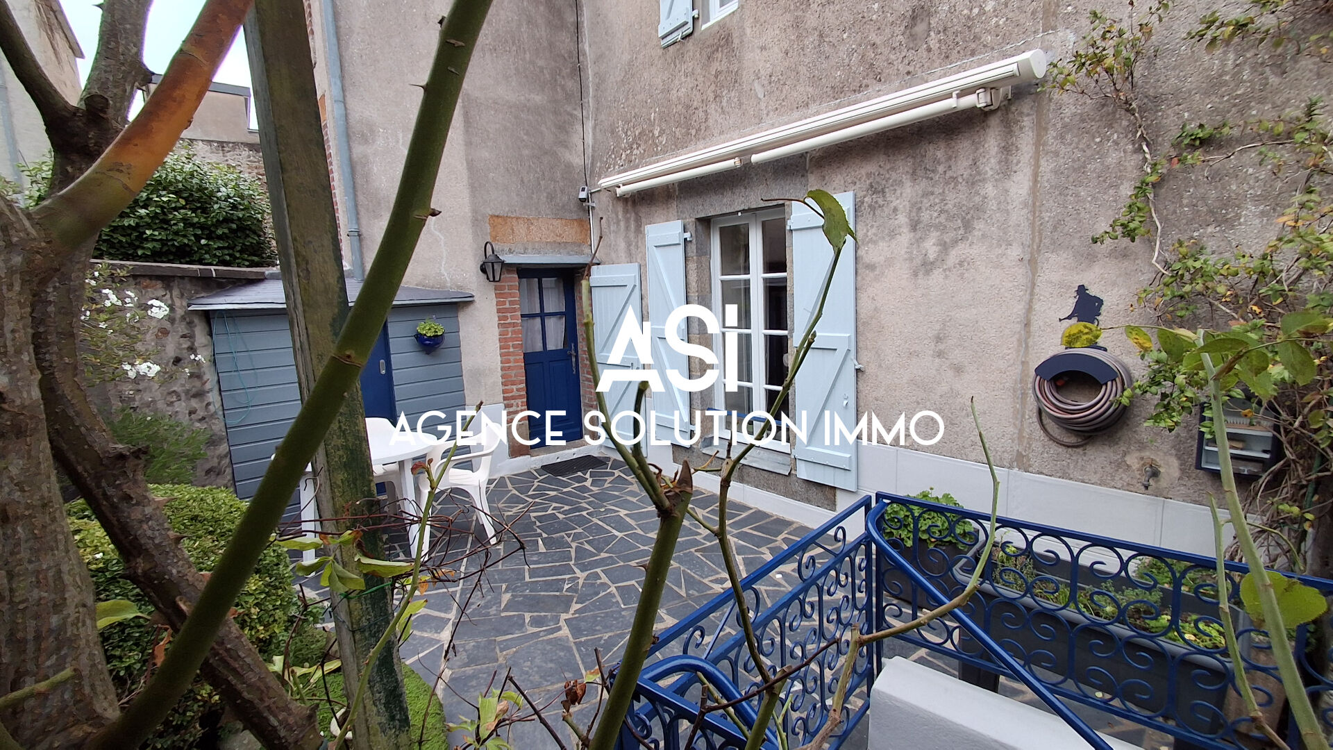 Maison de ville idéalement située à Mayenne