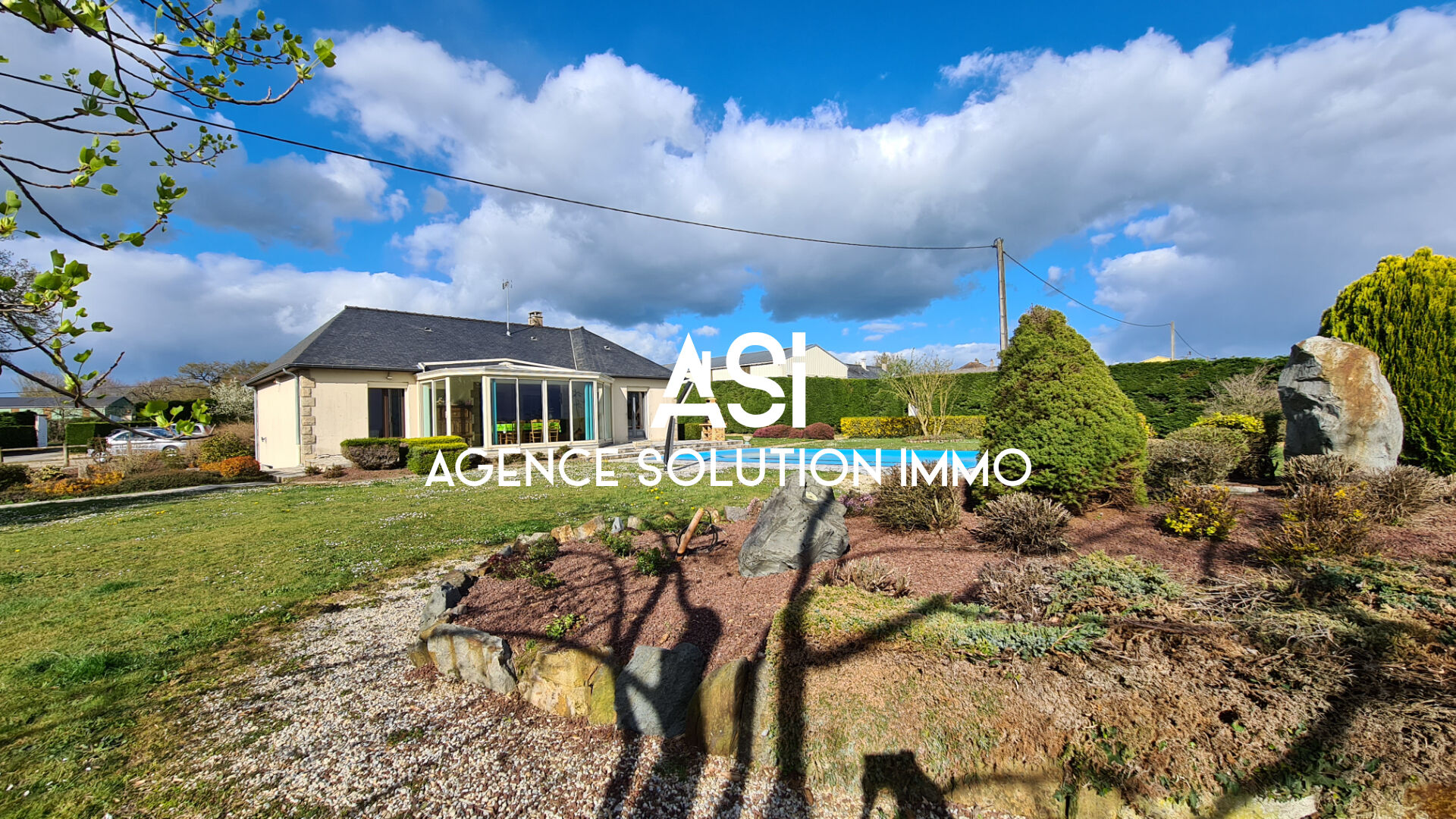 MAISON  DE PLAIN PIED AVEC PISCINE