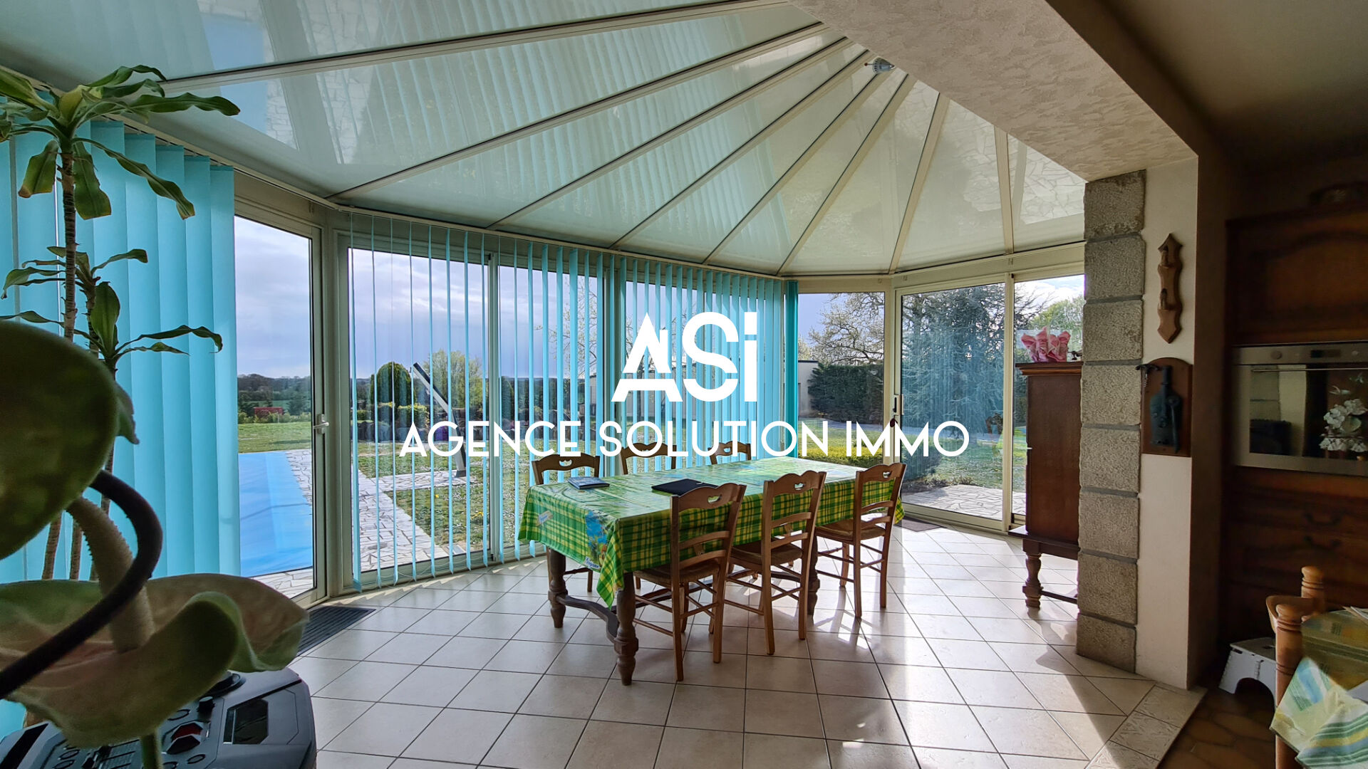 MAISON  DE PLAIN PIED AVEC PISCINE