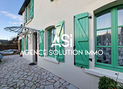 Maison de bourg Port Brillet - 107.80m² sur 574 m² .