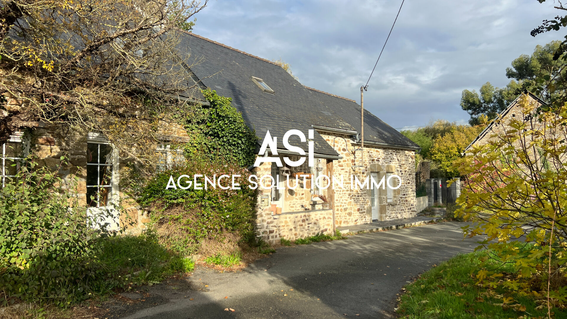Maison en pierre de type longère en campagne  à Courcité 206 m2 - 10 pièces 7 ch - 8500 m2 de terrain