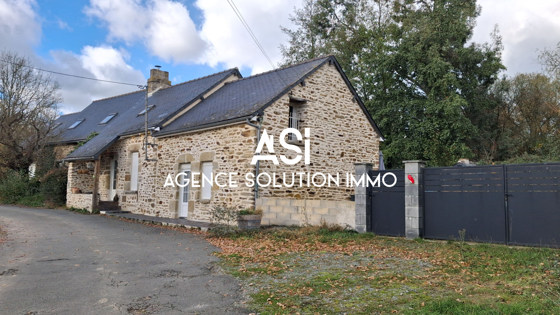 Photo Maison en pierre de type longère en campagne  à Courcité 206 m2 - 10 pièces 7 ch - 8500 m2 de terrain image 2/6