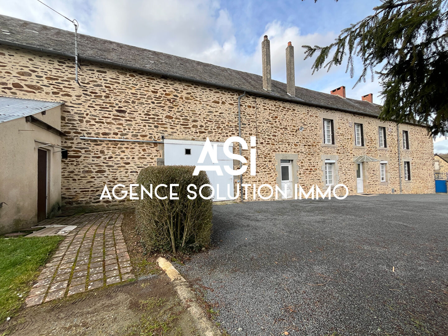 Maison de bourg de 216m²  sur un terrain de 1924m² proche de Villaines la Juhel