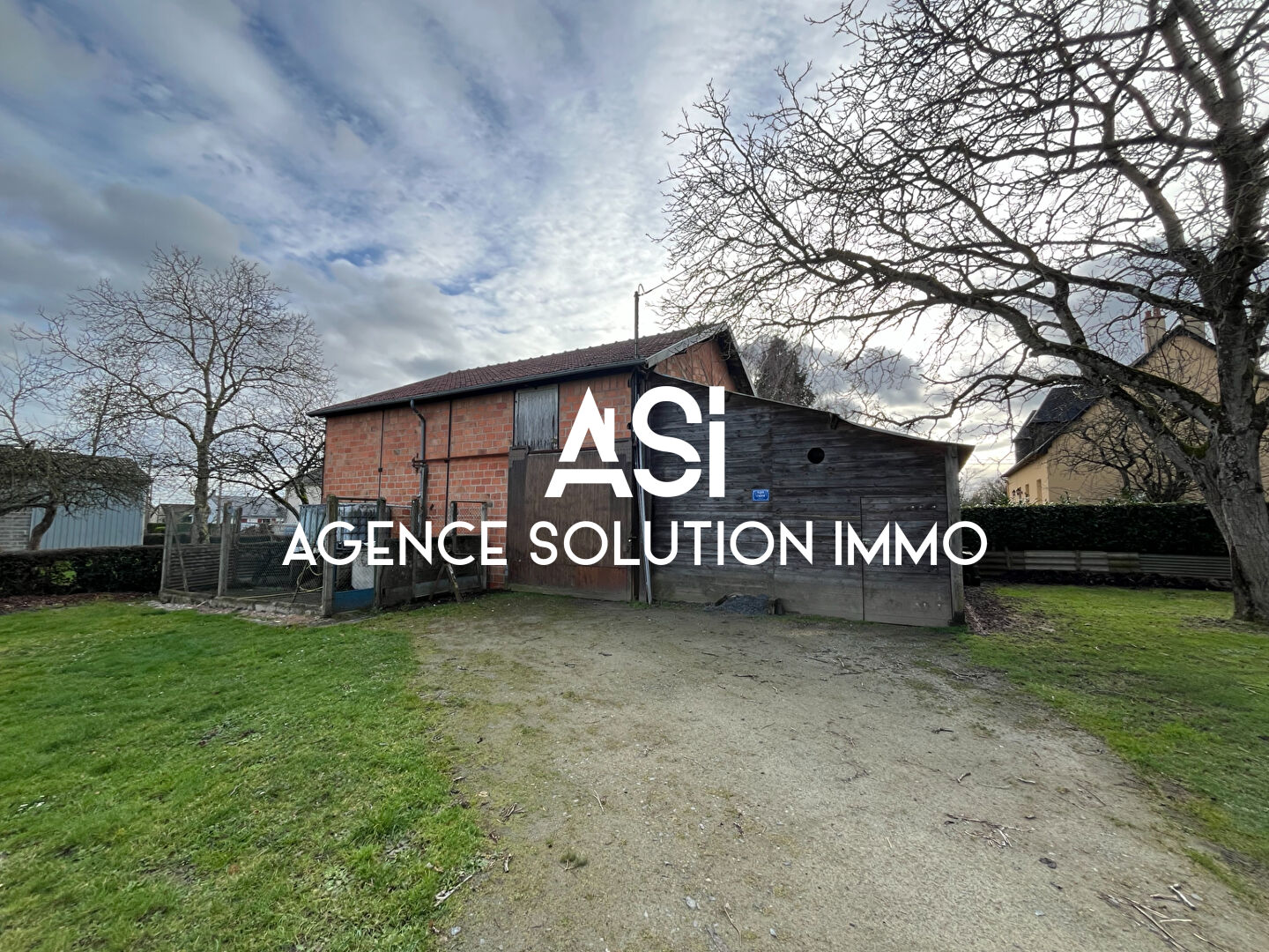 Maison de bourg de 216m²  sur un terrain de 1924m² proche de Villaines la Juhel