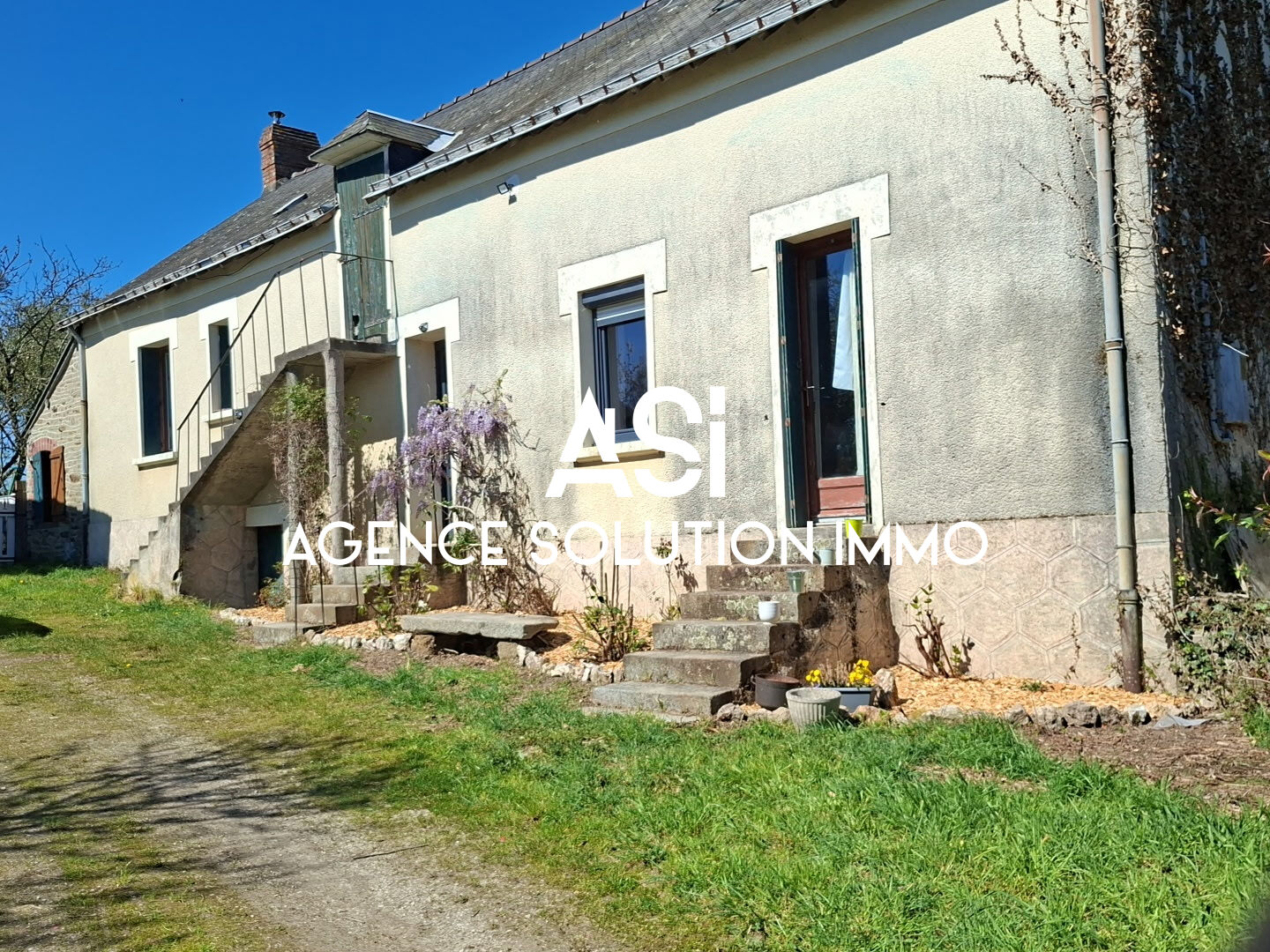 Maison de 82 m² située sur Saint Germain de Coulamer sur un terrain de 8330m² - dépendances - cave