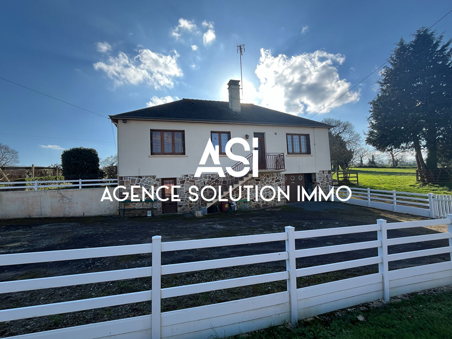 Pavillon sur sous sol + Terrains + Hangar et une bâtisse  - Detached house + outbuildings and land