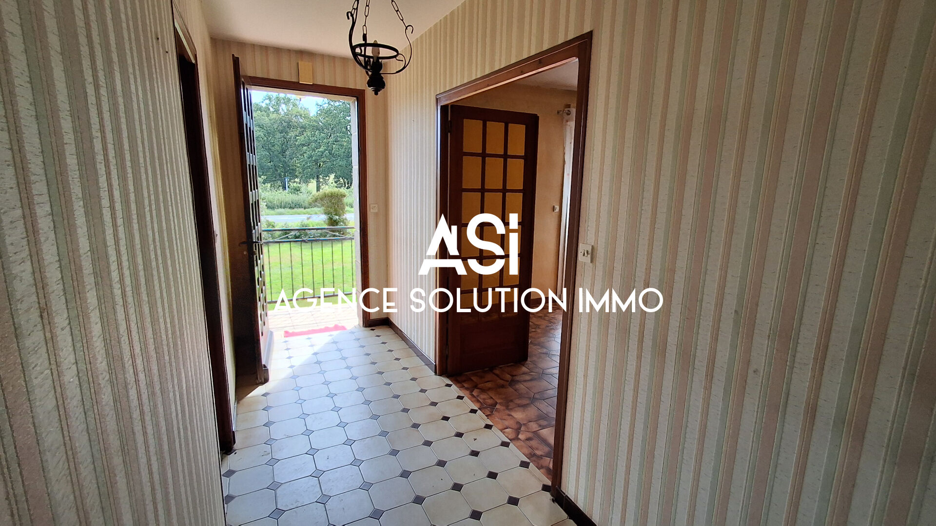 Pavillon, jardin, écurie et terrain - House close to town with stables to renovate