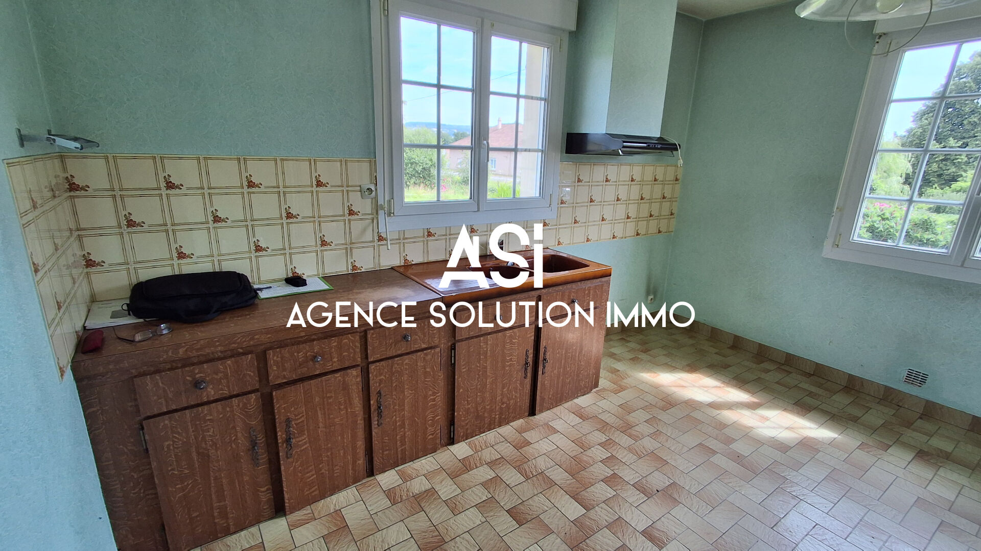 Pavillon, jardin, écurie et terrain - House close to town with stables to renovate