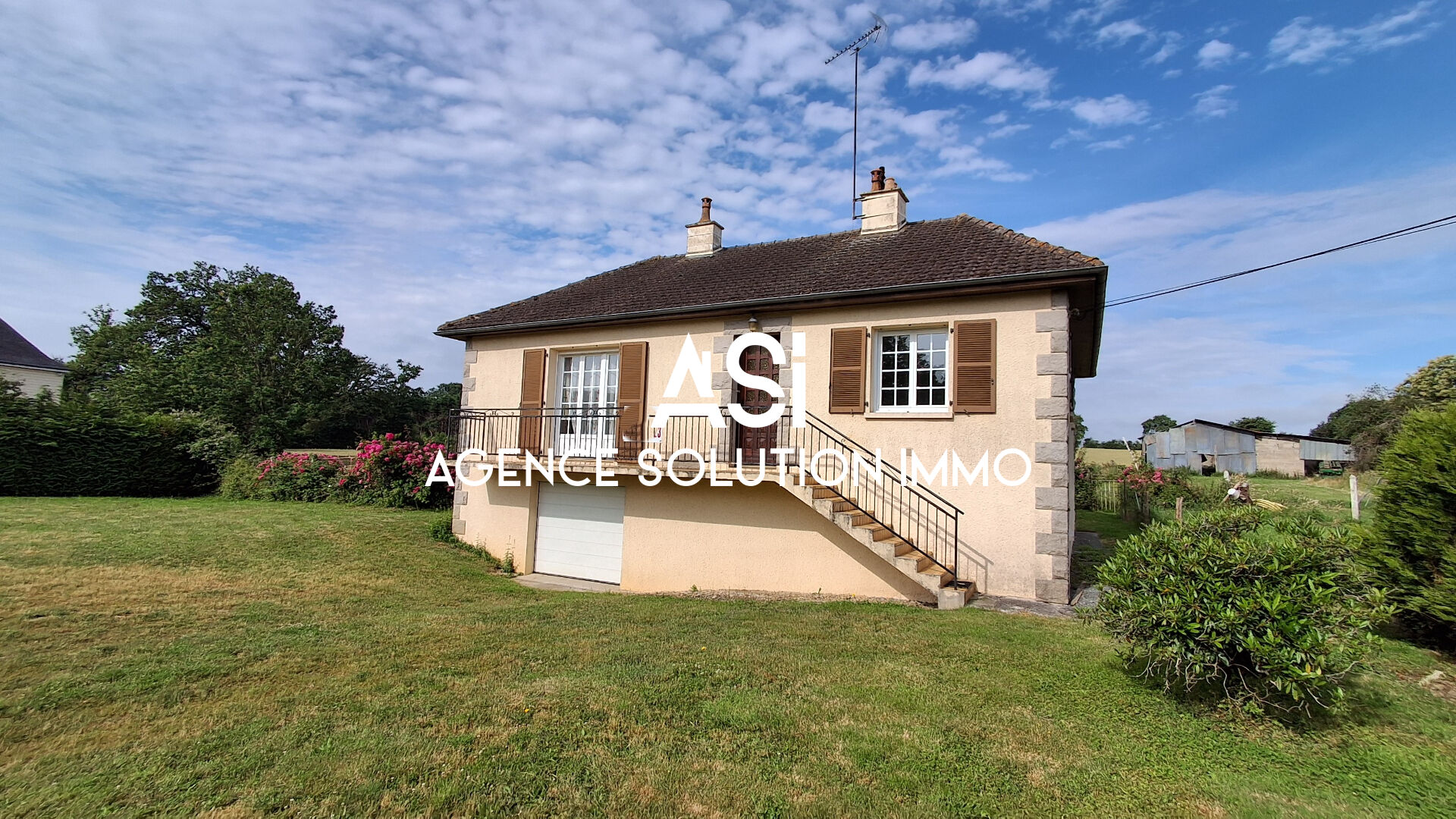 Pavillon, jardin, écurie et terrain - House close to town with stables to renovate