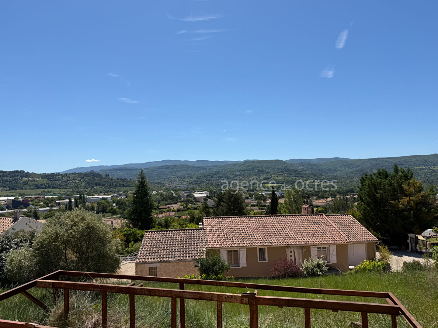 Maison plain-pied avec vue dégagée sur grand terrain constructible