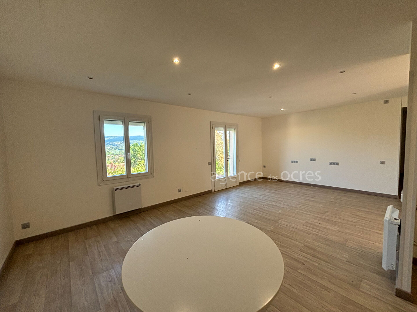 Maison plain-pied avec vue dégagée sur grand terrain constructible