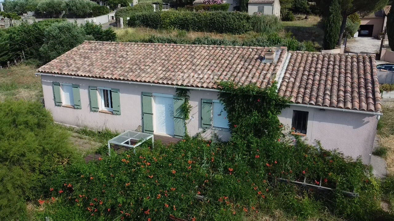 Maison plain-pied avec vue dégagée sur grand terrain constructible