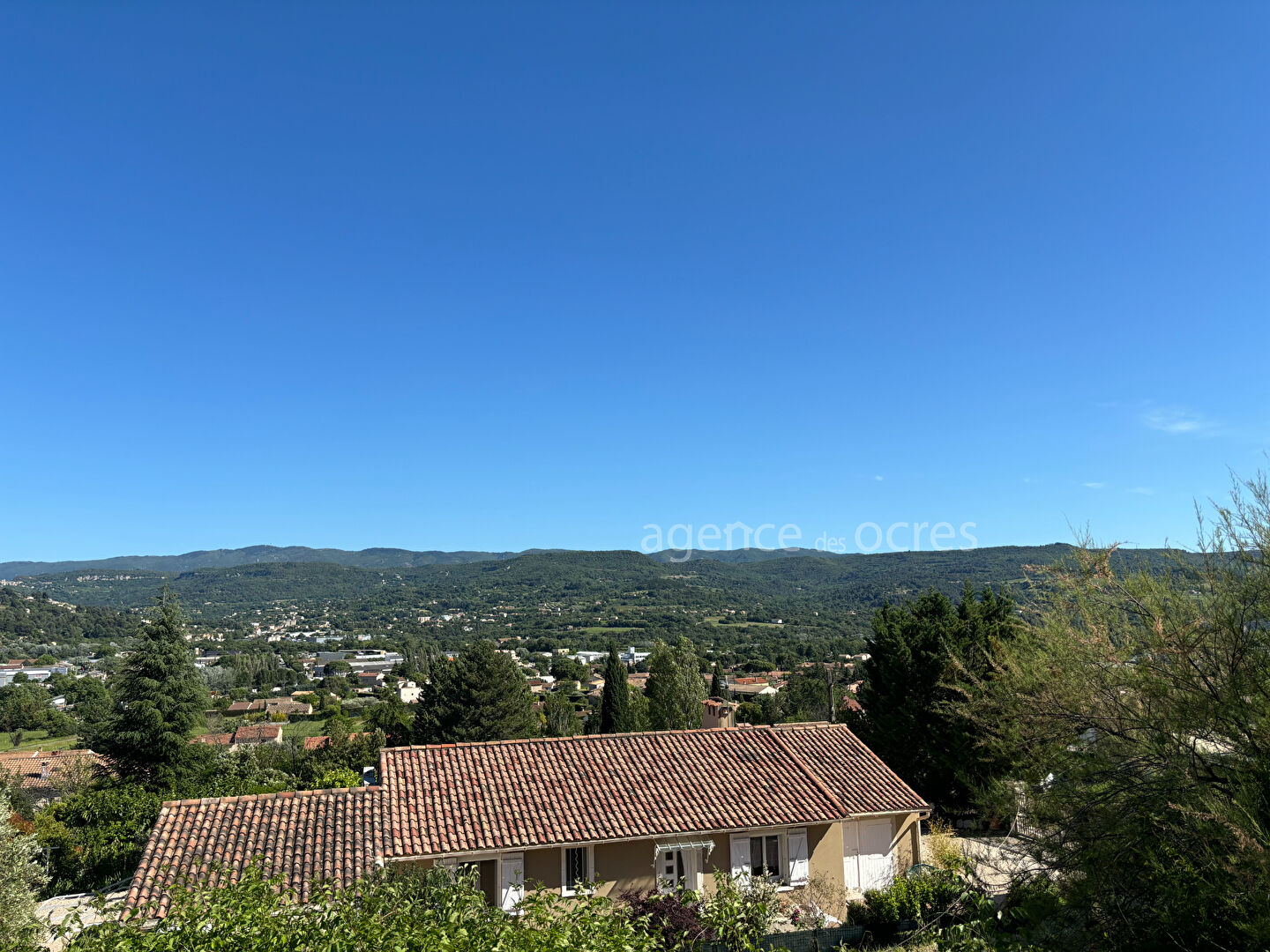 Maison plain-pied avec vue dégagée sur grand terrain constructible