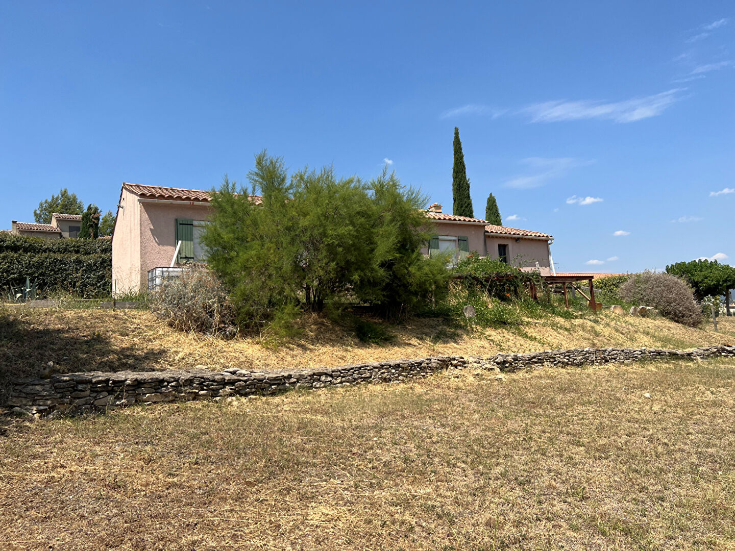Maison plain-pied avec vue dégagée sur grand terrain constructible