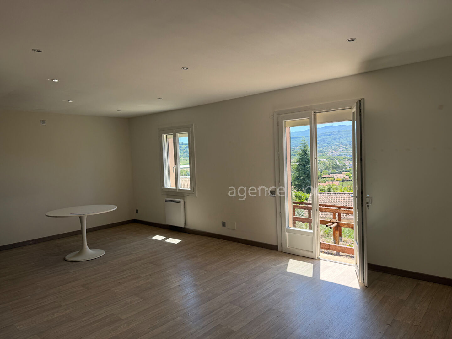 Maison plain-pied avec vue dégagée sur grand terrain constructible
