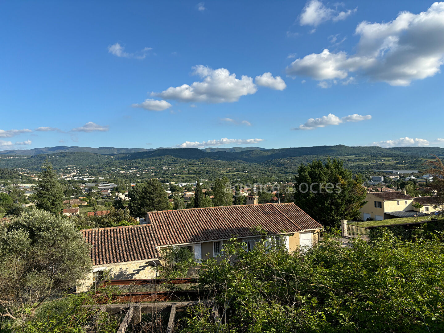 Maison plain-pied avec vue dégagée sur grand terrain constructible