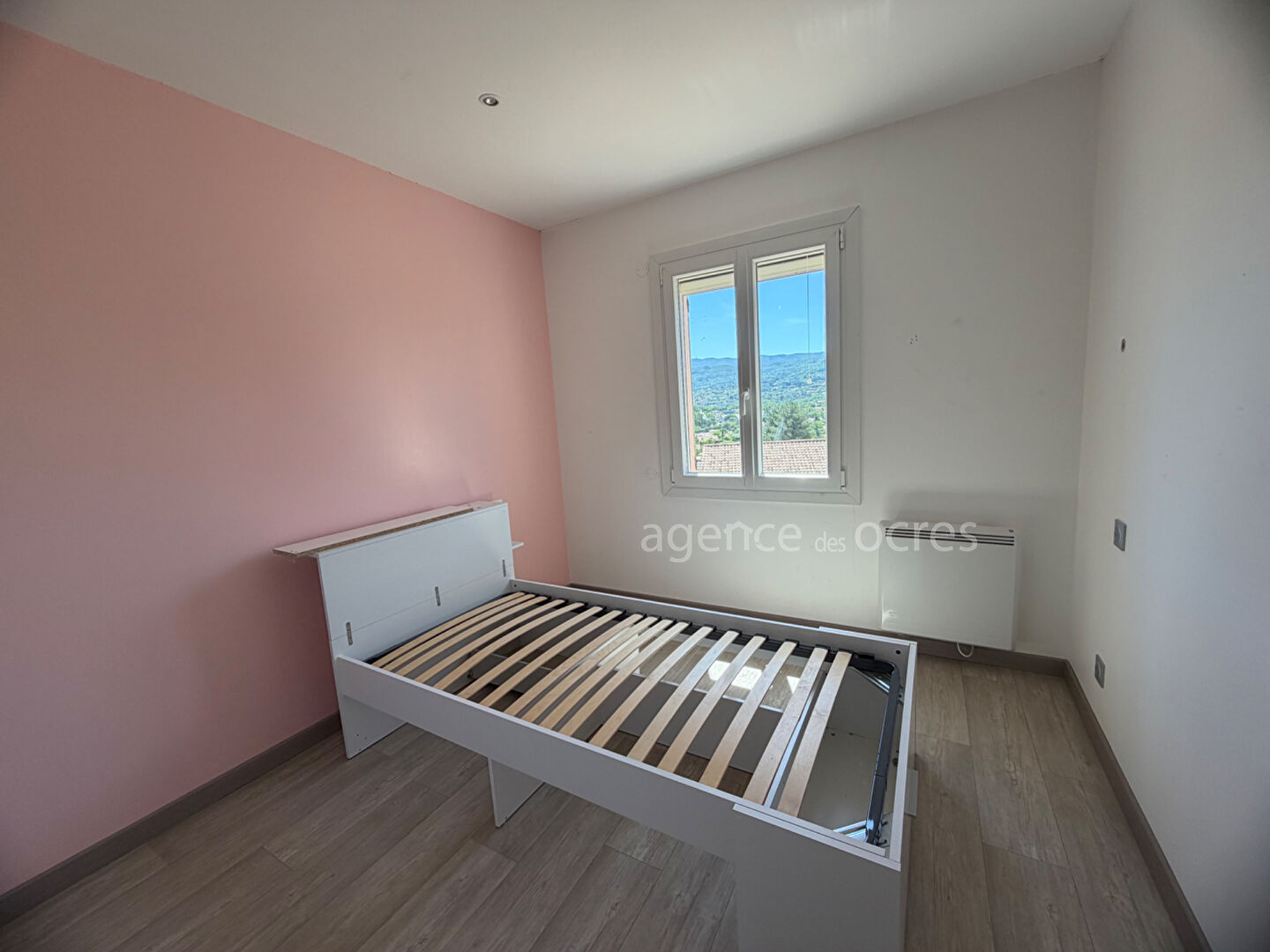 Maison plain-pied avec vue dégagée sur grand terrain constructible