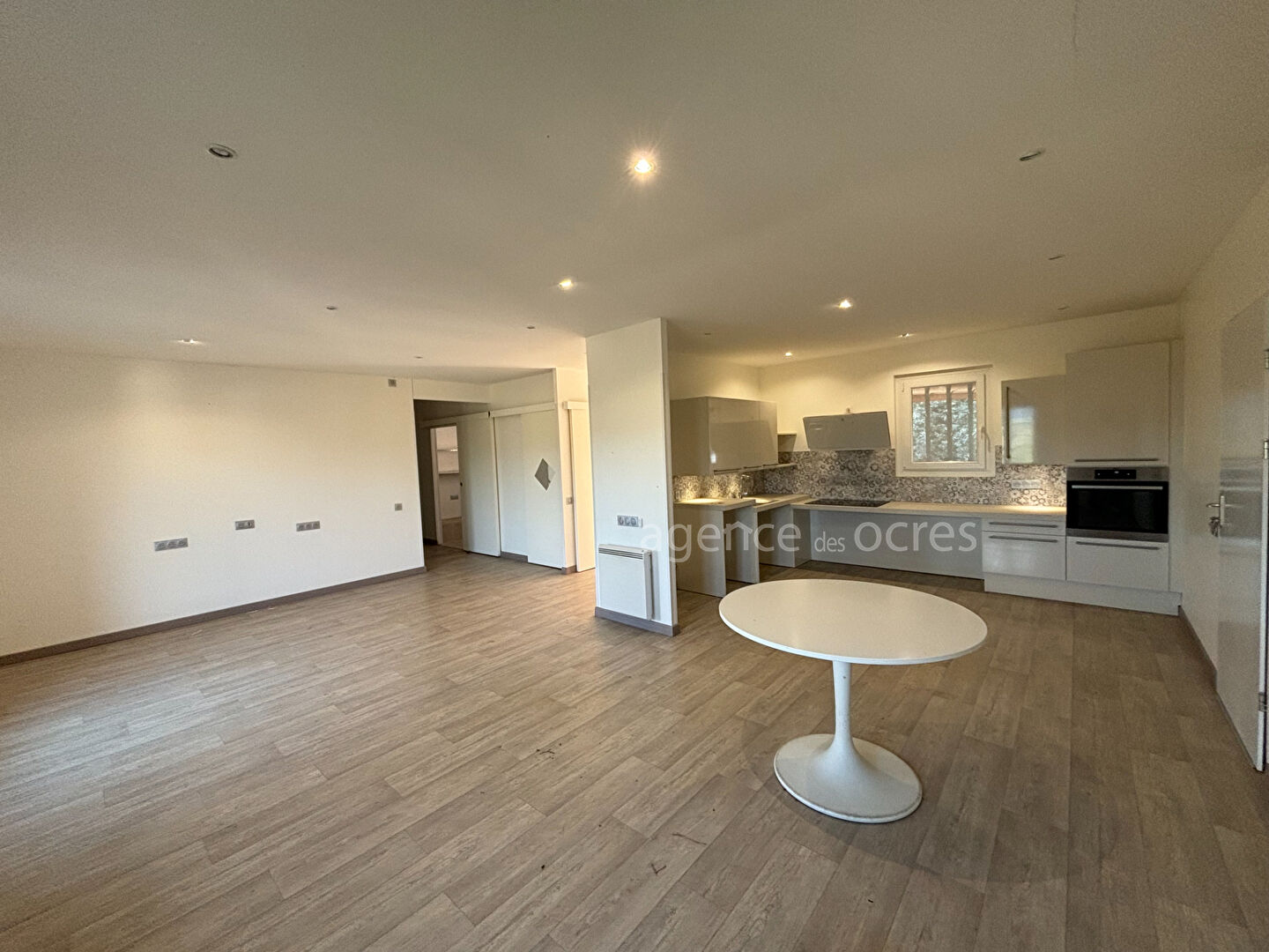 Maison plain-pied avec vue dégagée sur grand terrain constructible