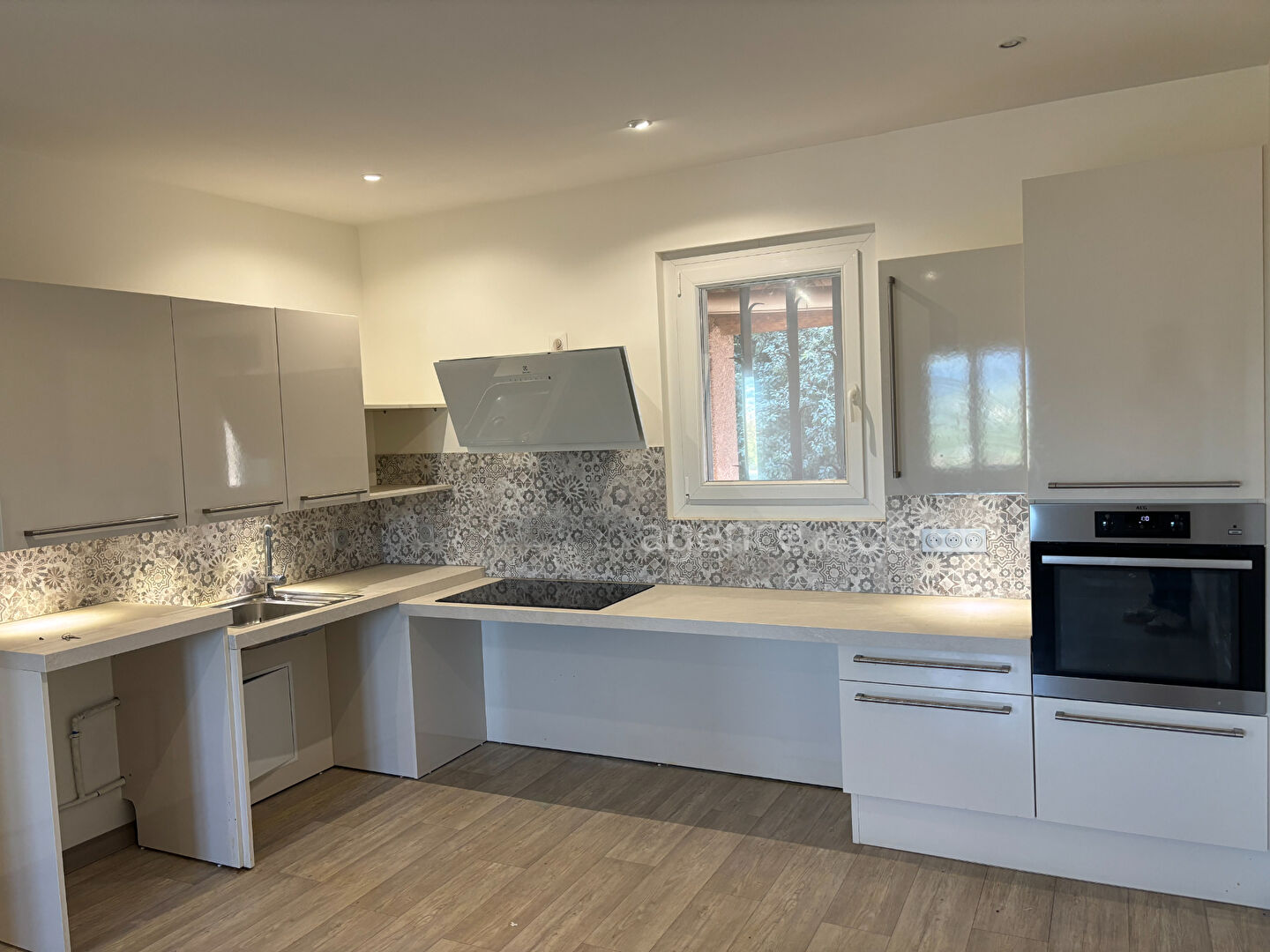 Maison plain-pied avec vue dégagée sur grand terrain constructible