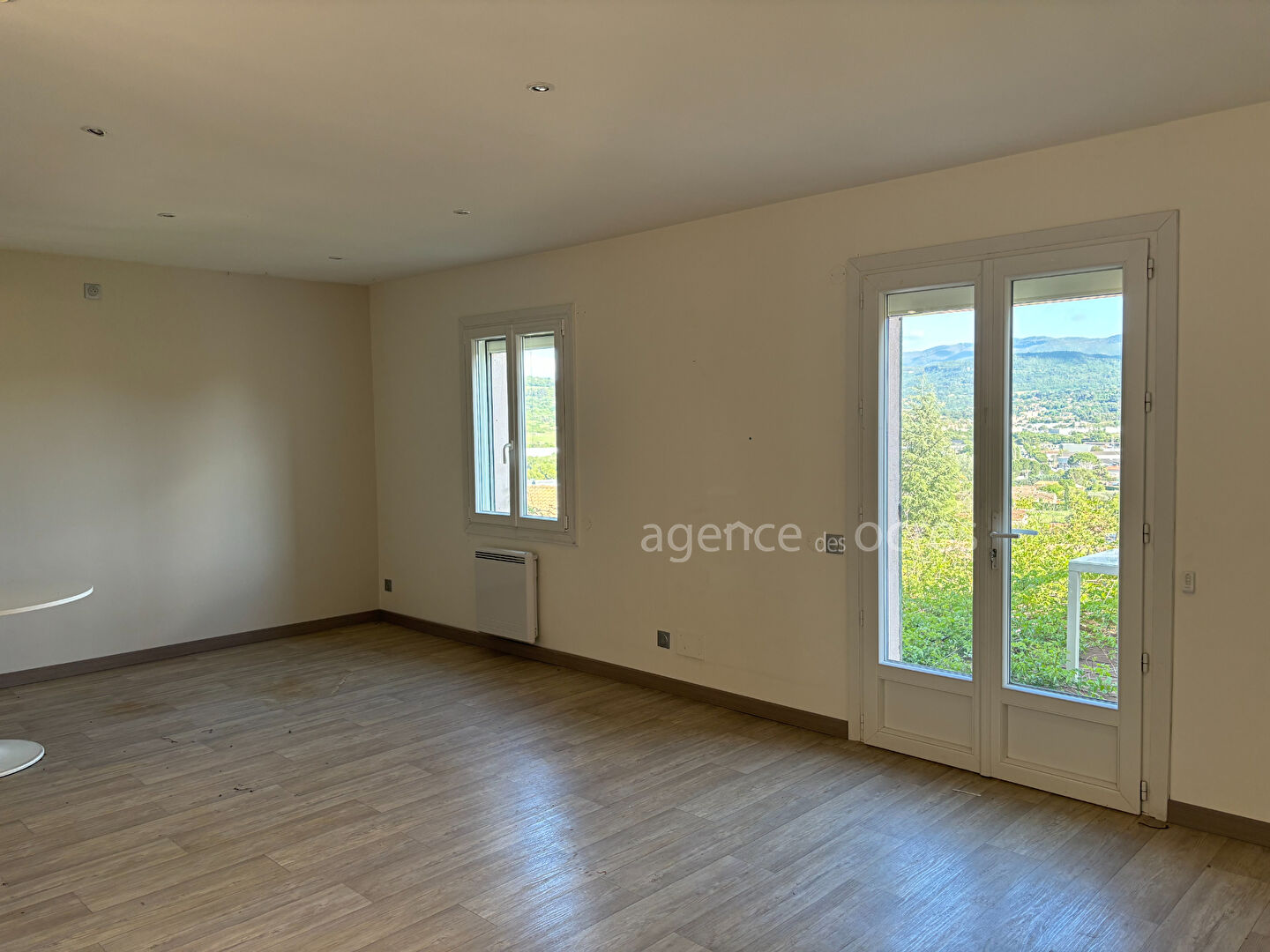 Maison plain-pied avec vue dégagée sur grand terrain constructible