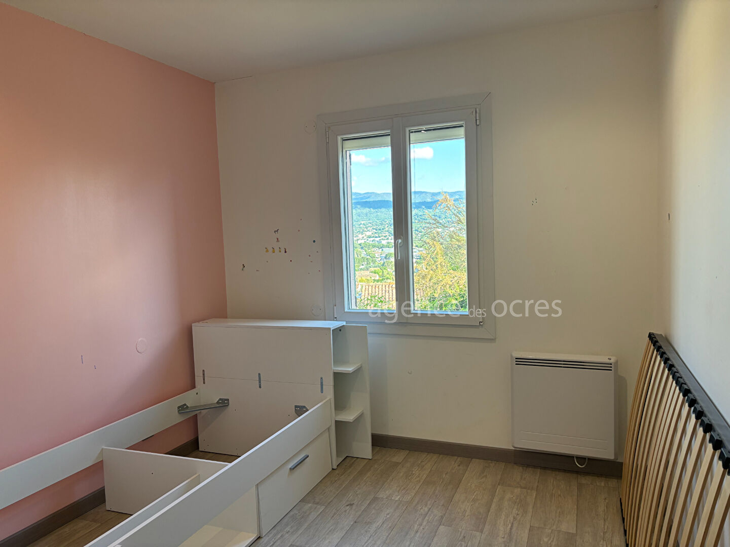 Maison plain-pied avec vue dégagée sur grand terrain constructible