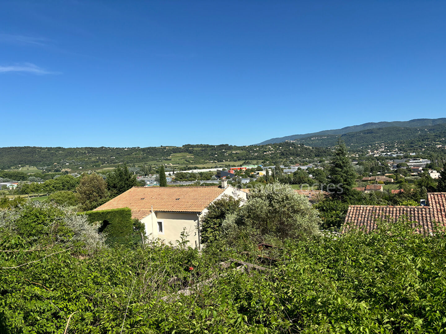 Maison plain-pied avec vue dégagée sur grand terrain constructible