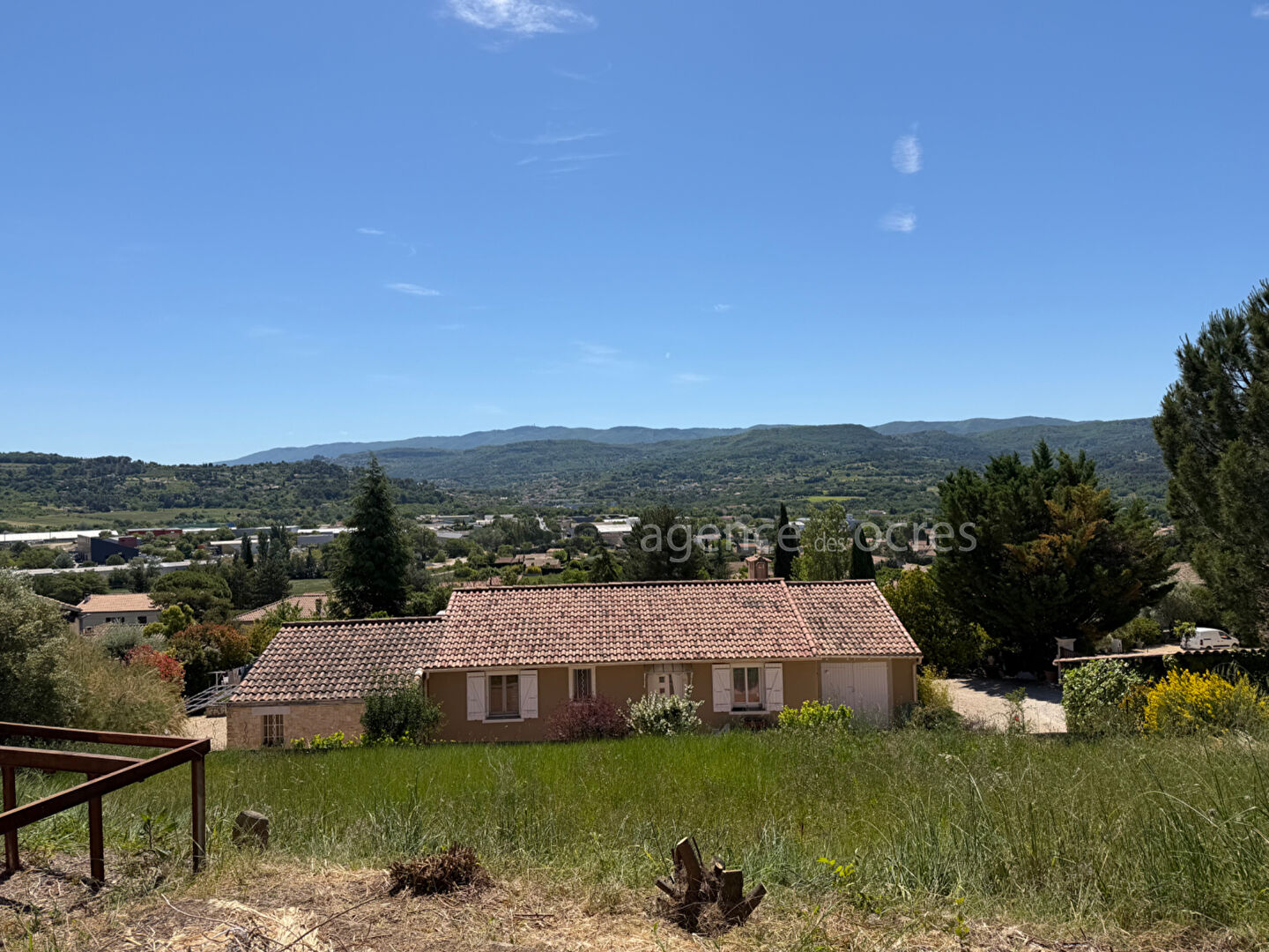 Maison plain-pied avec vue dégagée sur grand terrain constructible