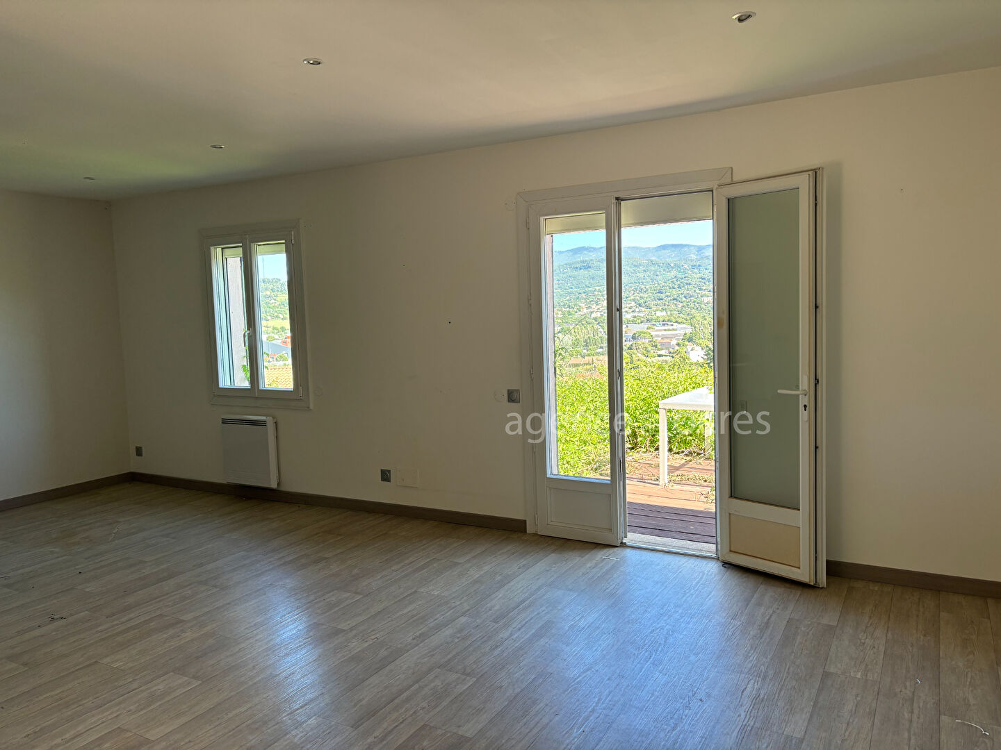 Maison plain-pied avec vue dégagée sur grand terrain constructible