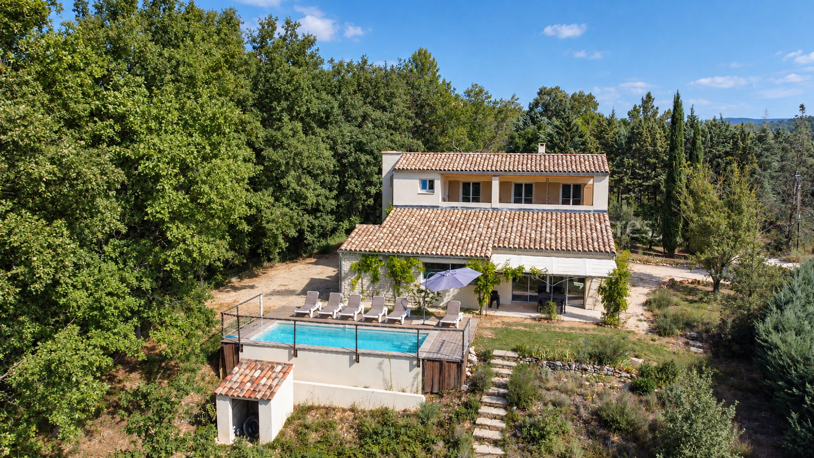 Exceptional property in the heart of the Luberon. Panoramic views et unspoiled natural setting