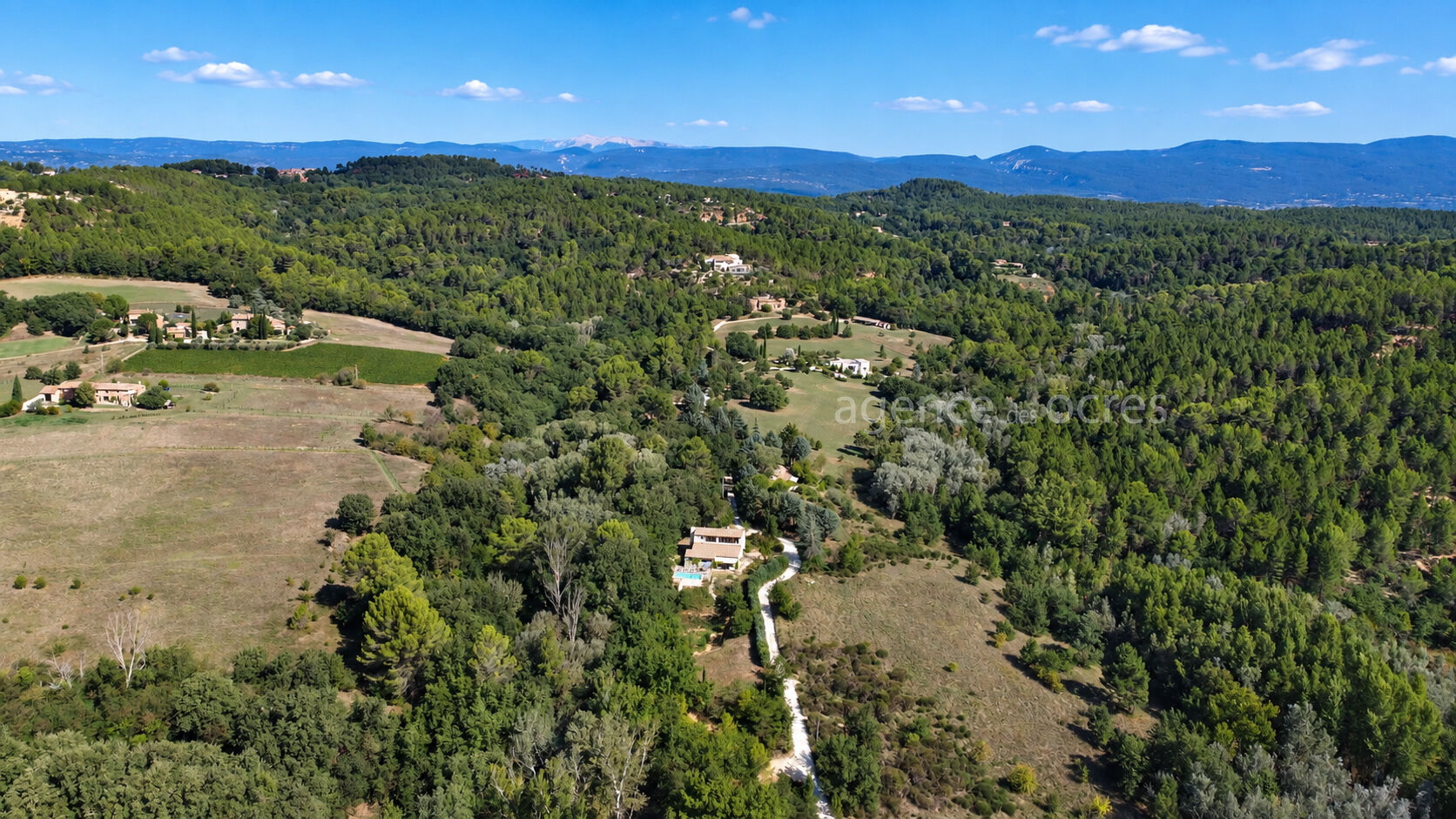 Exceptional property in the heart of the Luberon. Panoramic views et unspoiled natural setting