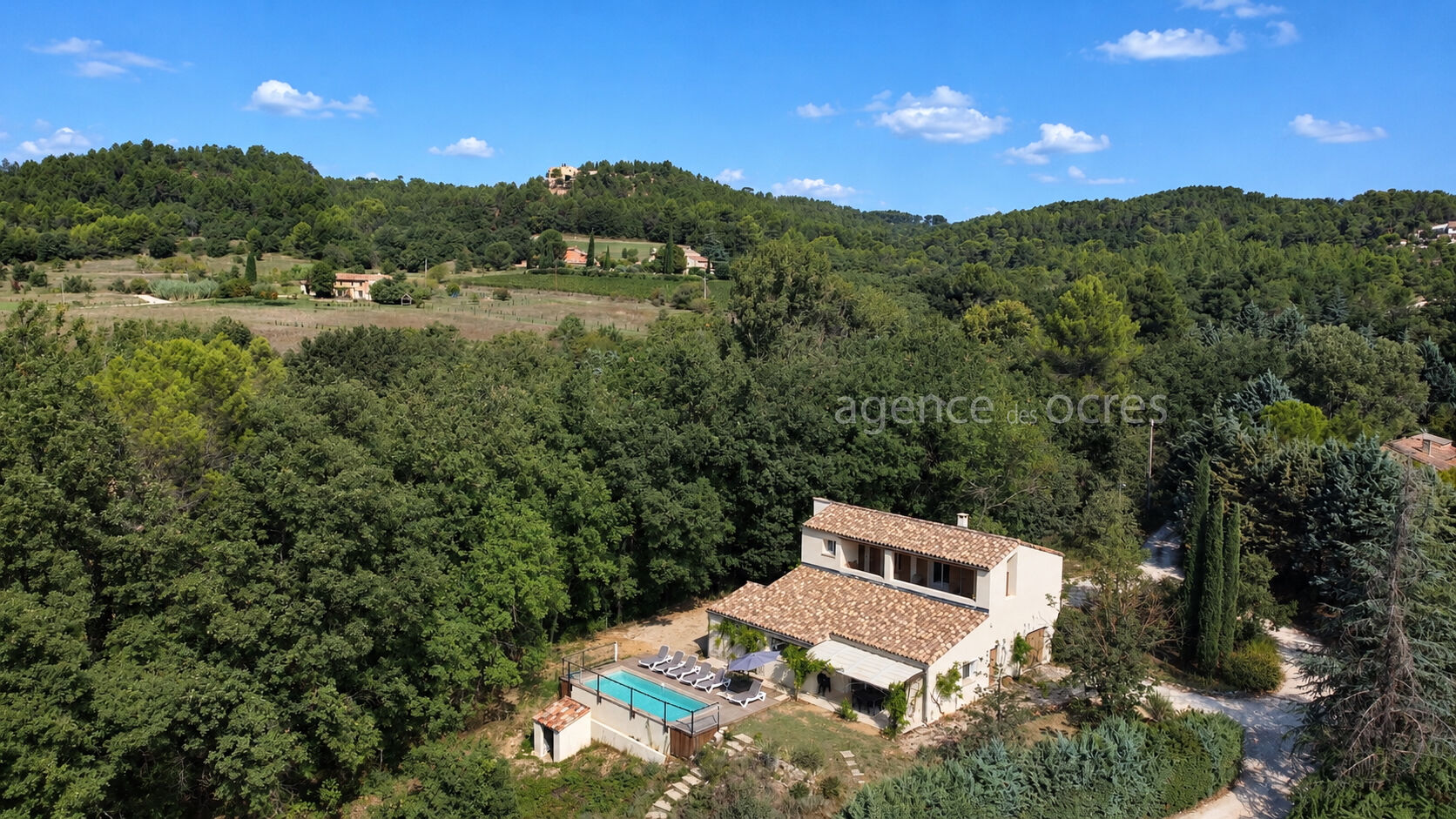 Exceptional property in the heart of the Luberon. Panoramic views et unspoiled natural setting