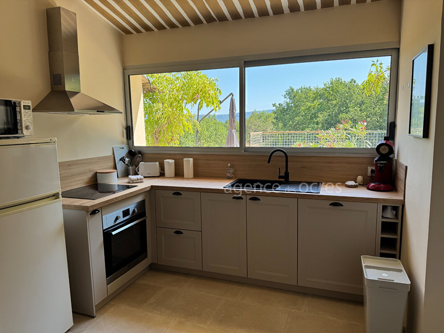 Belle maison de campagne 170 m² avec vue Luberon, grand terrain et garage. Roussillon (84220)