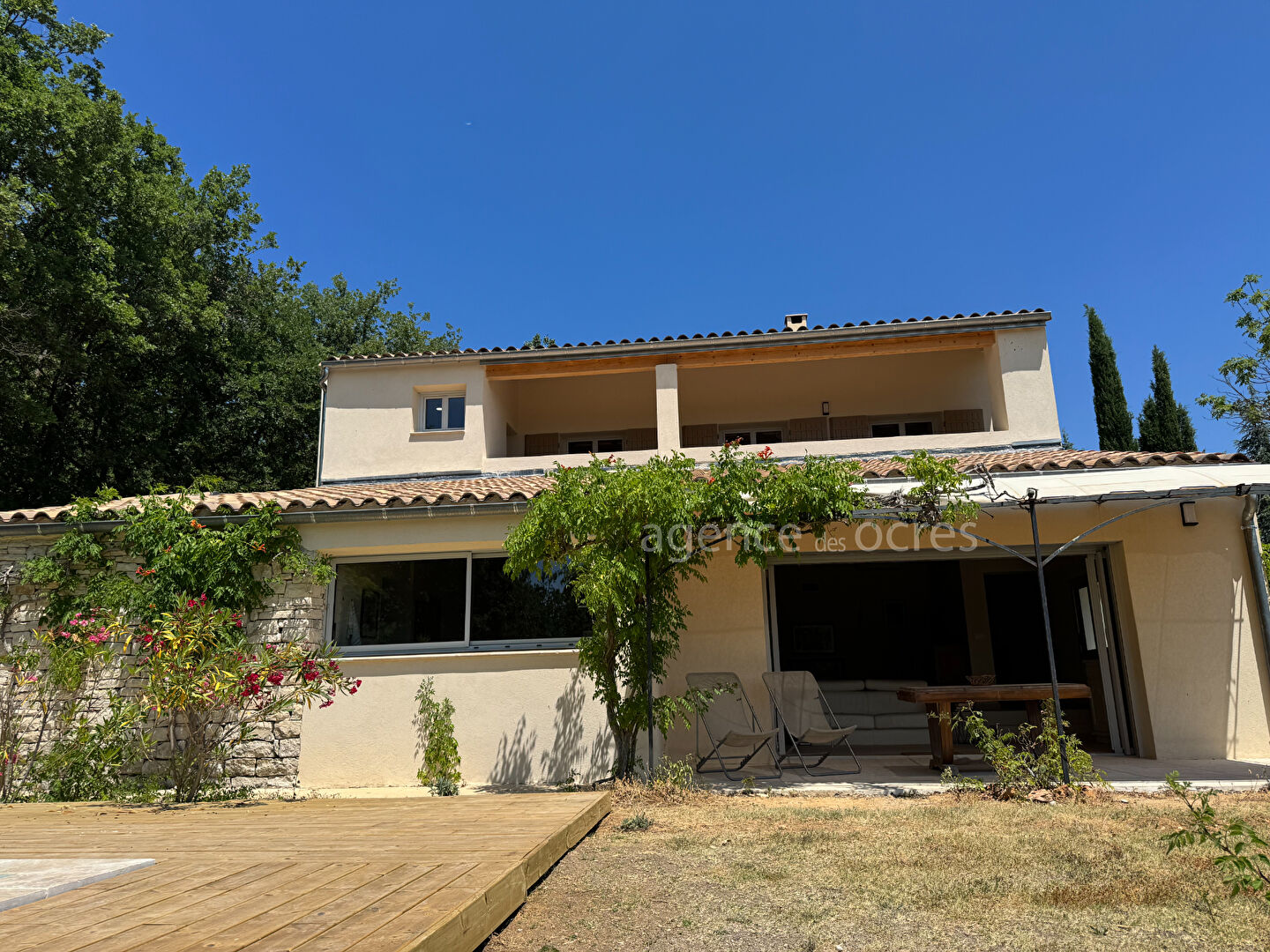 Belle maison de campagne 170 m² avec vue Luberon, grand terrain et garage. Roussillon (84220)