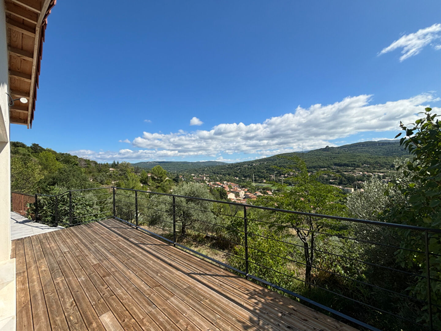 Maison neuve avec vue panoramique sur le Luberon. Terrain de 5 100 m² en restanques