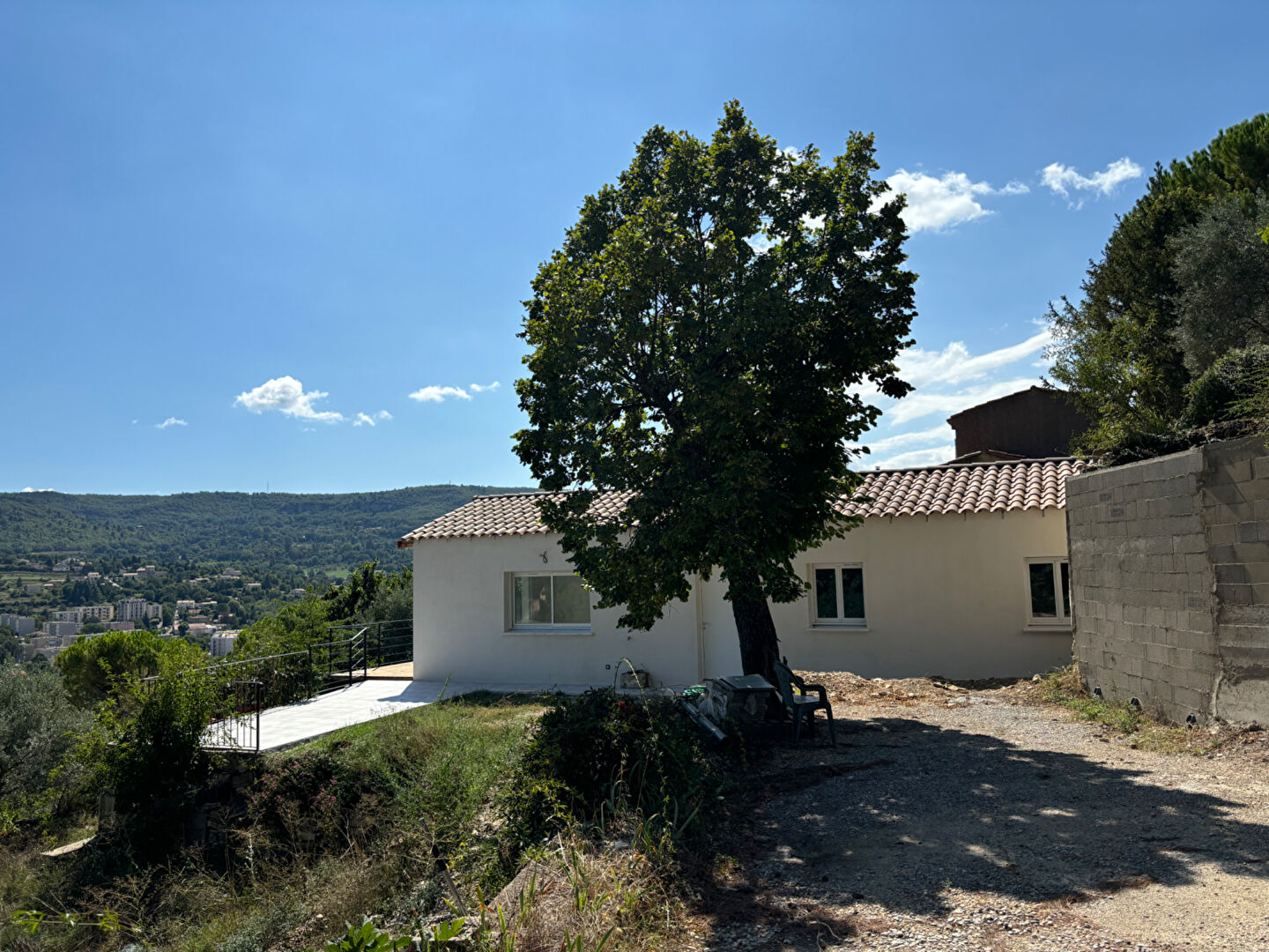 Maison neuve avec vue panoramique sur le Luberon. Terrain de 5 100 m² en restanques
